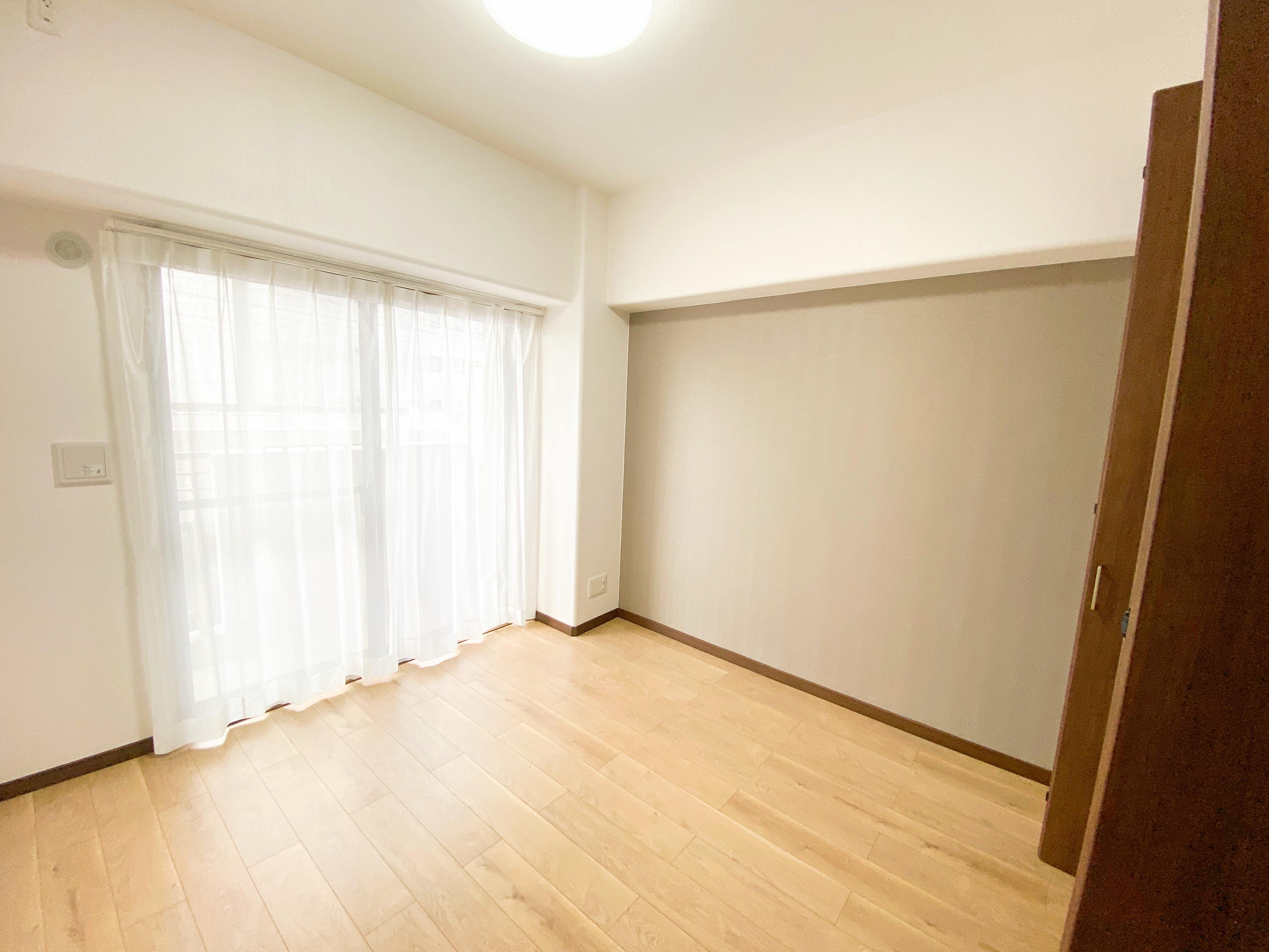 洋室5.7帖　バルコニーに面したお部屋