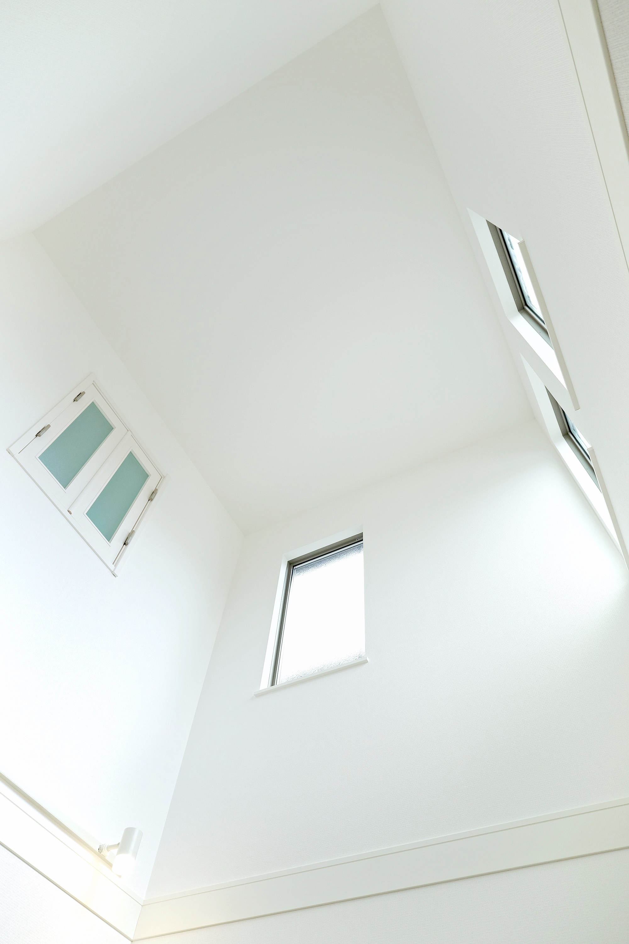 ■2階のお部屋とリビングをつなぐ開放感のある吹き抜けからは明るい陽射しが差し込みます