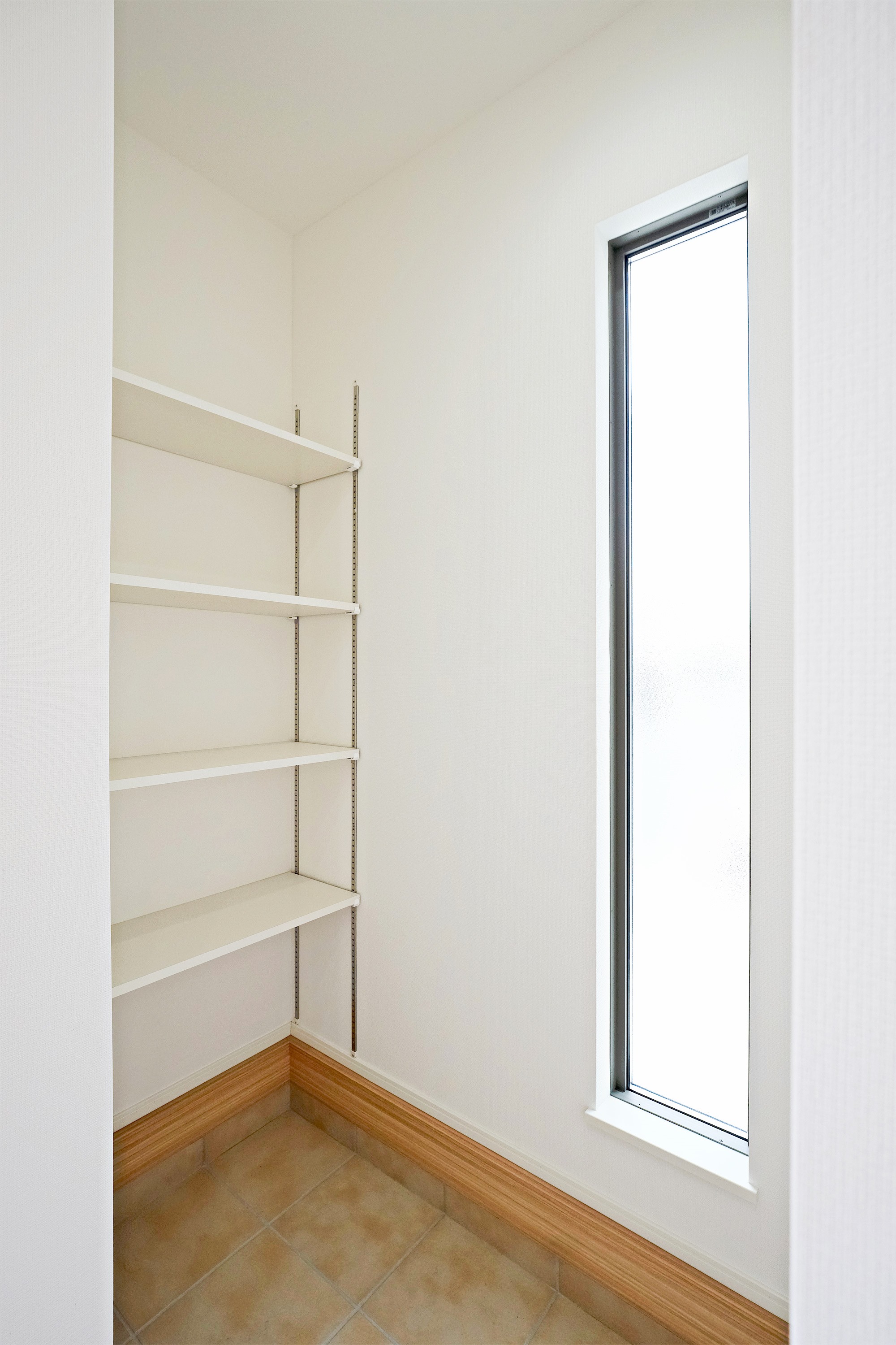 ■便利なSIC付き■キャンプ用品やサーフィン道具もしまえます
