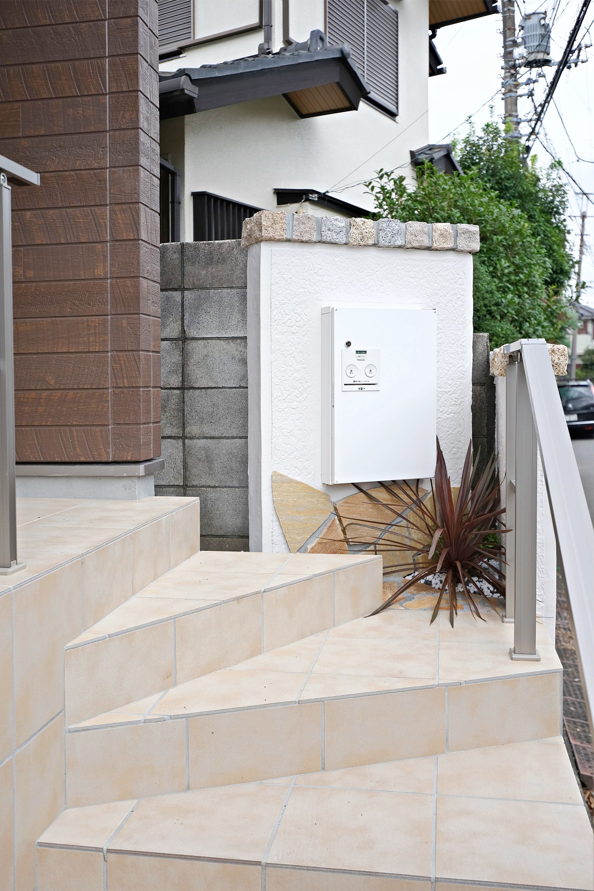 ■留守時でも小さいサイズの荷物なら受け取り可能の嬉しい宅配ボックス付き