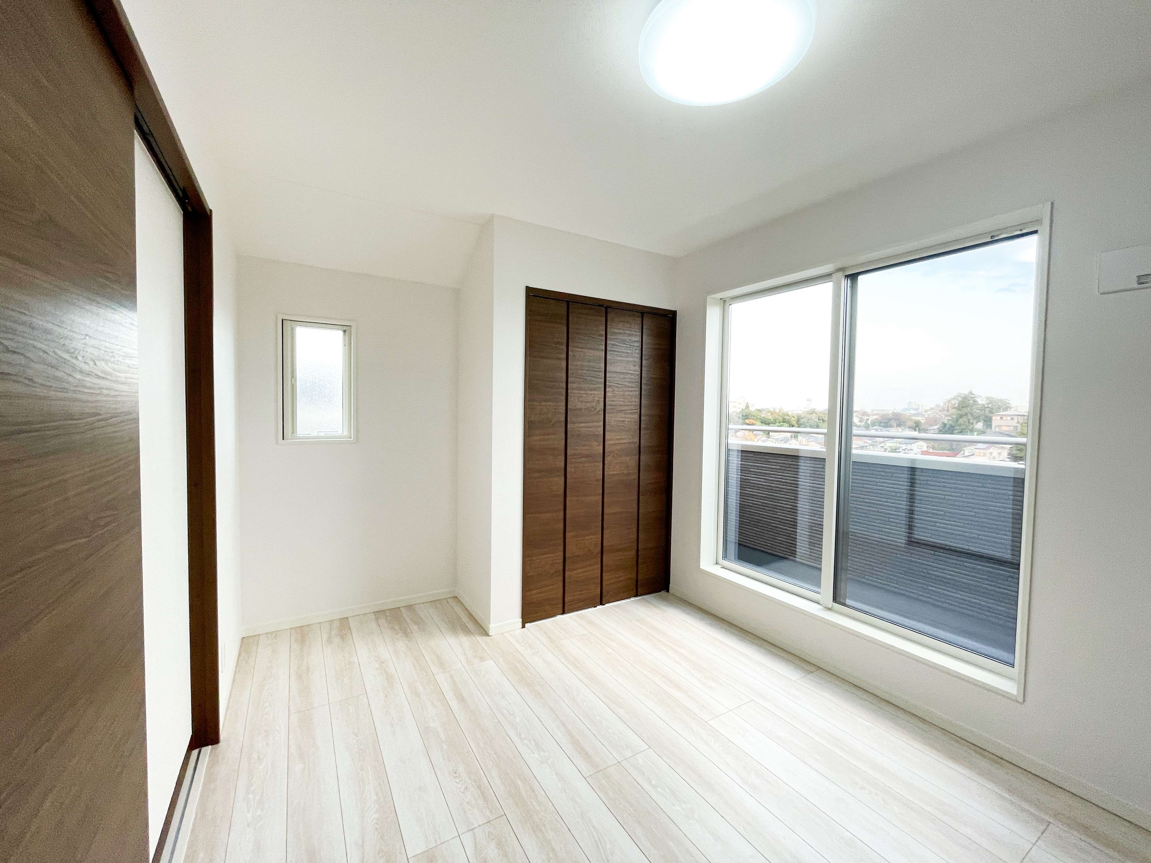 洋室5.5帖　2面採光・バルコニー付きの明るいお部屋