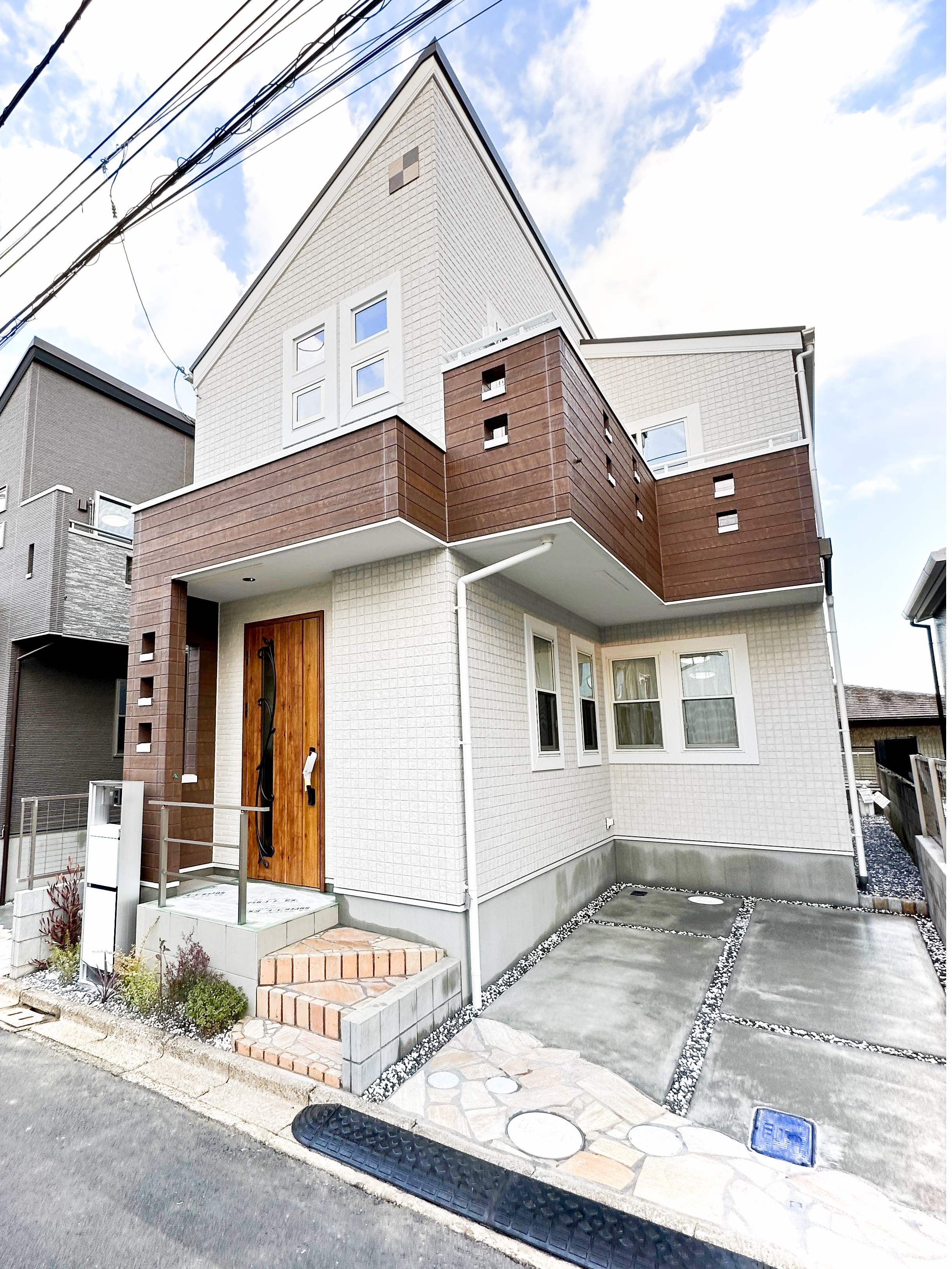 新築デザイナー住宅・白を基調にしたシンプルモダンな外観　