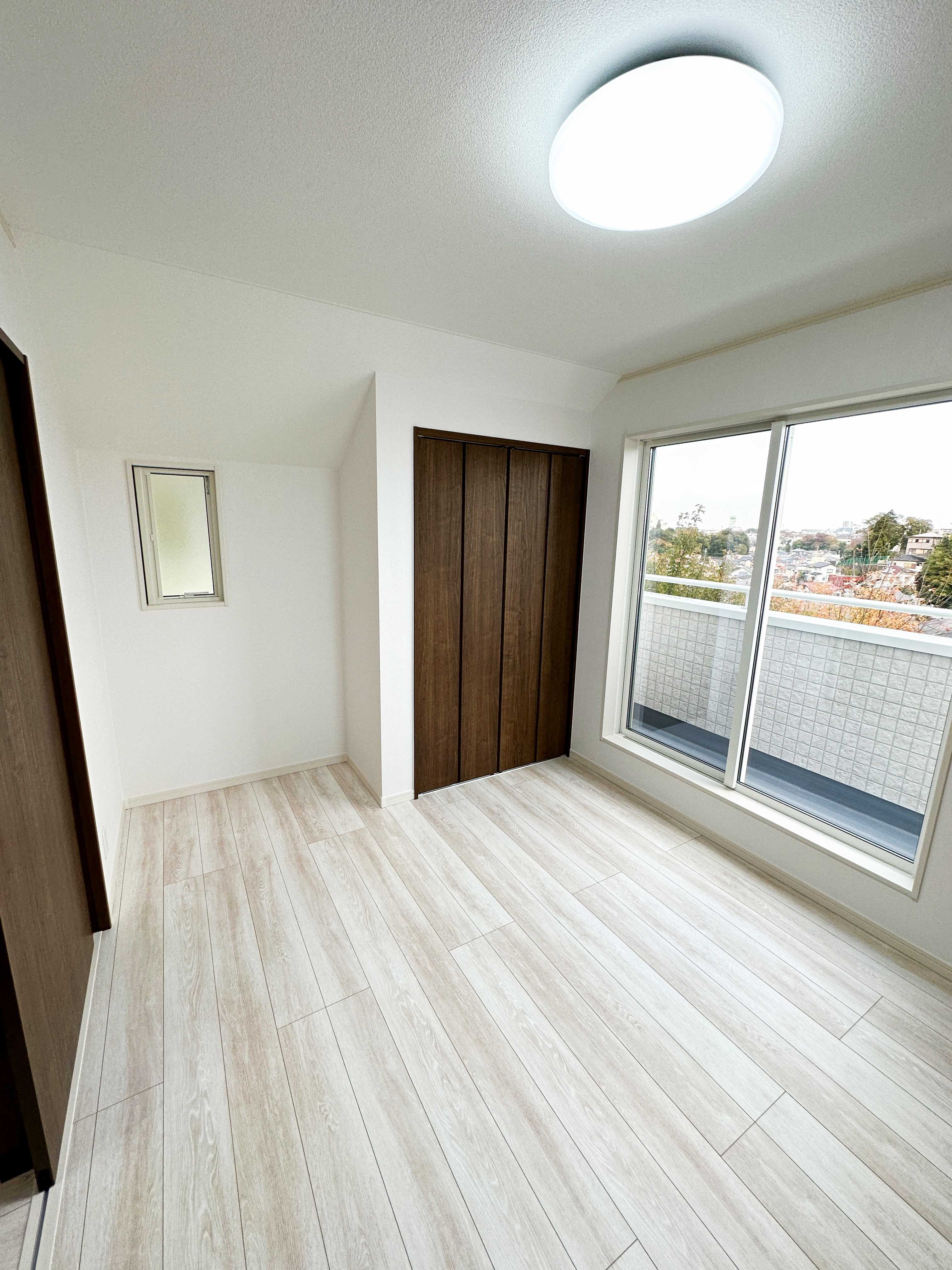 洋室5.5帖　2面採光・バルコニー付きの明るいお部屋