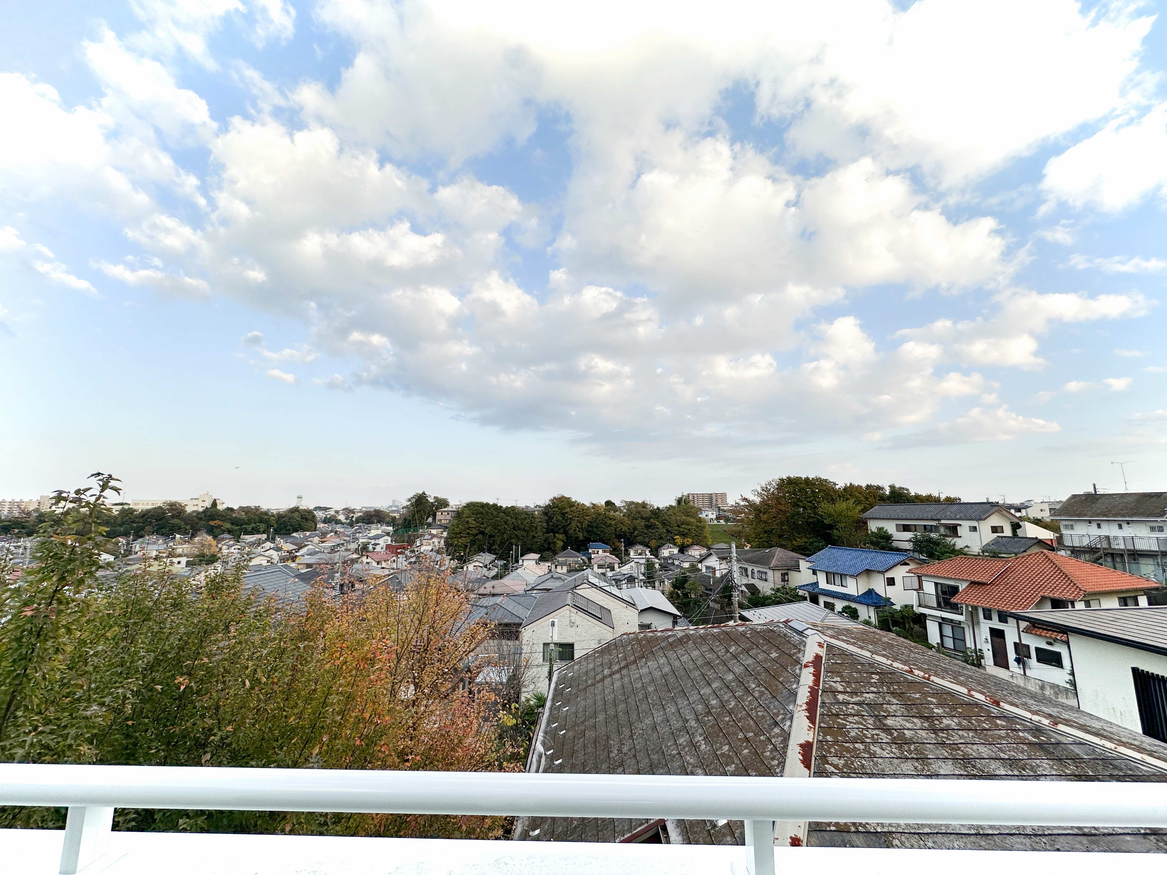 南東側バルコニーからの眺め　高台に建ってるので眺めがいいです