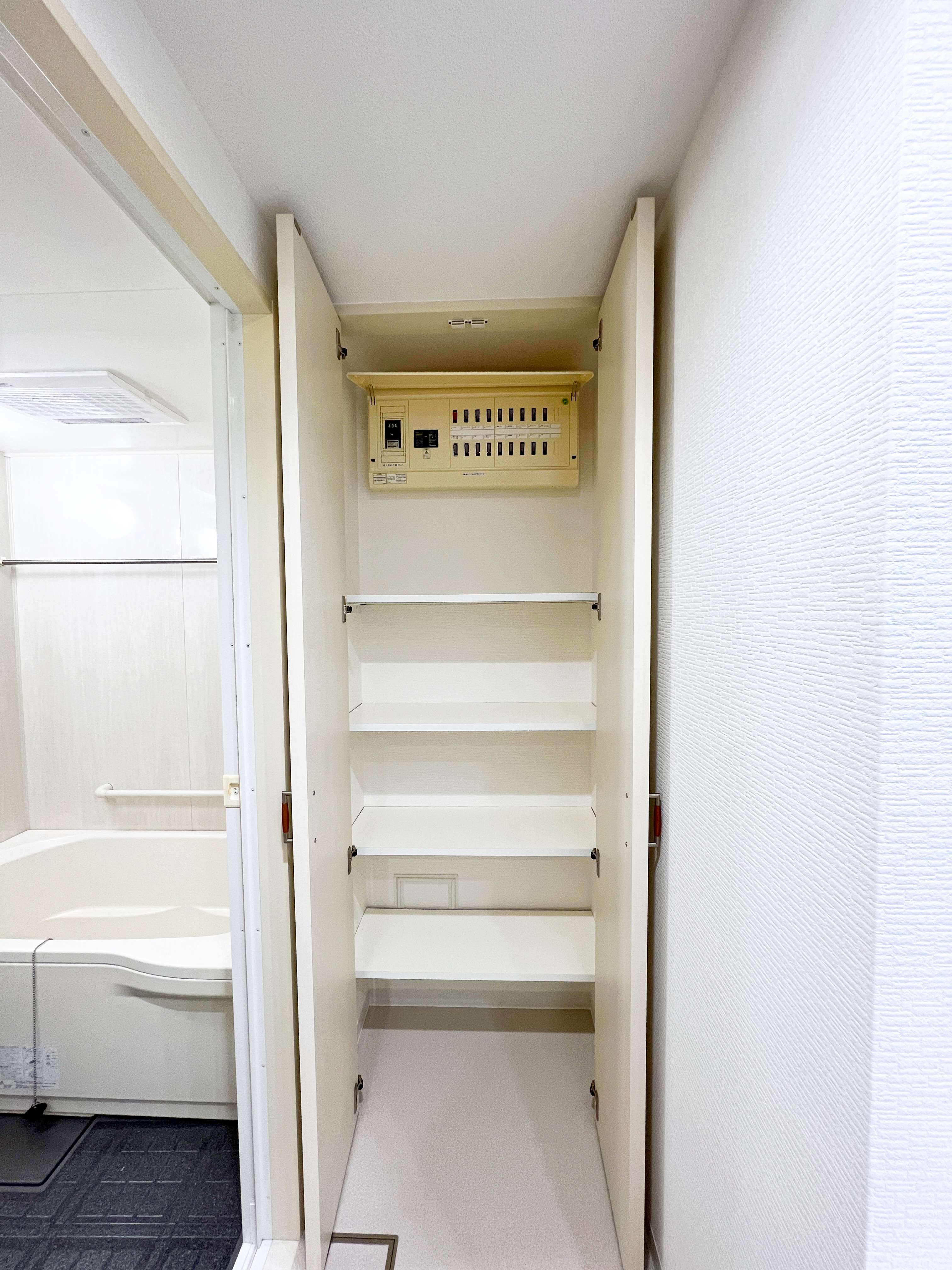 洗面室に収納があり、タオルや洗剤が収納できてとっても便利です