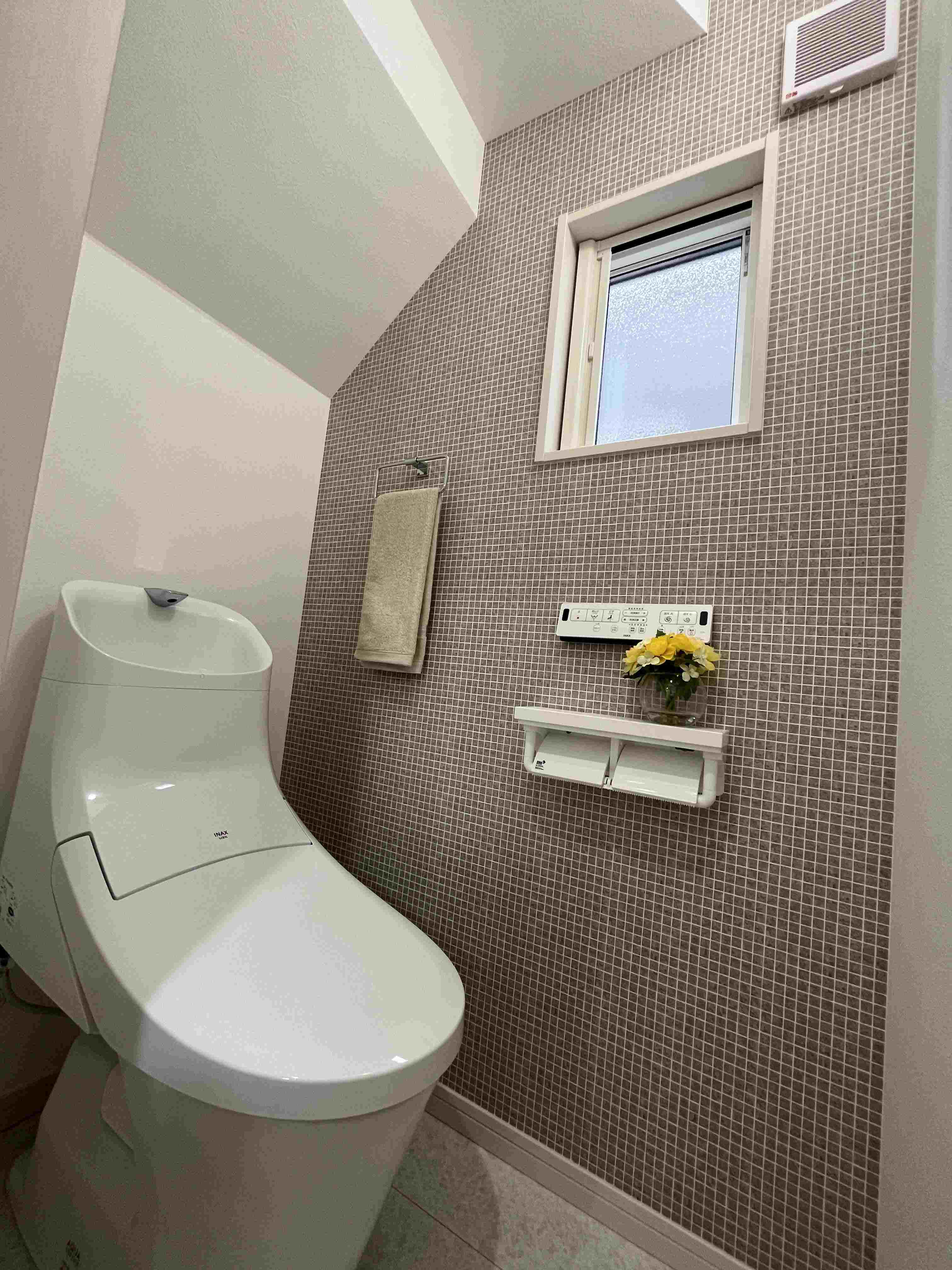 １階トイレ　トイレには快適な温水洗浄便座付き